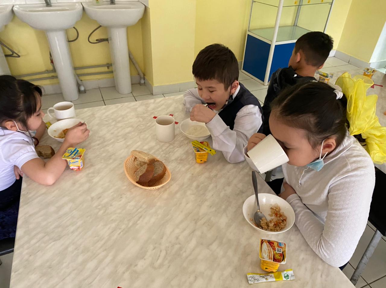 Балалардың тамақтану сәтінен көрініс