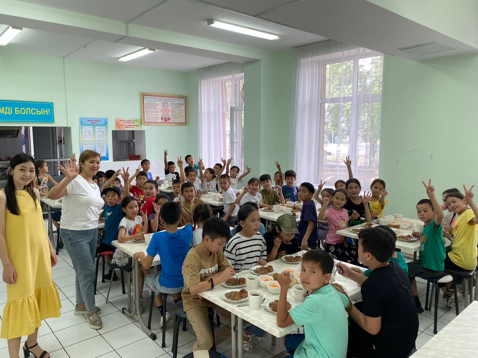 "Ақ көгершін" лагерьінің түскі асы