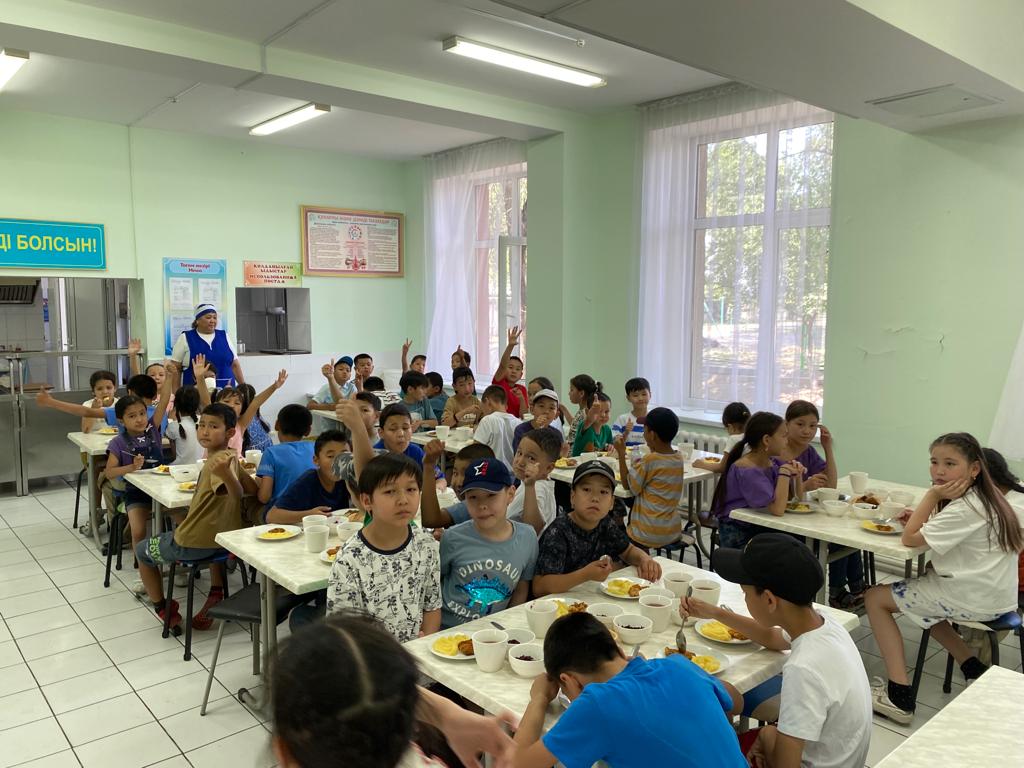 "Ақ көгершін" лагерьінің түскі асы