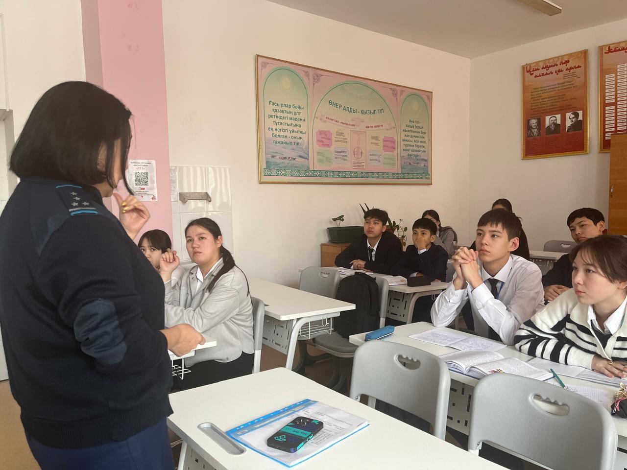 Жол қозғалыс ережелері бойынша полиция қызметкерлерімен біріккен сабақ өткізу жұмыстары